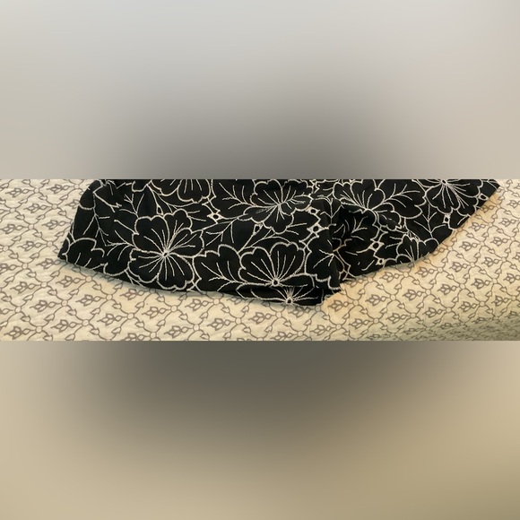 Women’s Black/ White Dress Shorts, size 6 - Picture 2 of 4